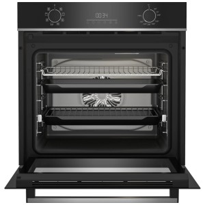 Forno da incasso Beko BBIM14300BCCH nero con porta aperta, vano cottura 72 L, griglie, teglie e display.