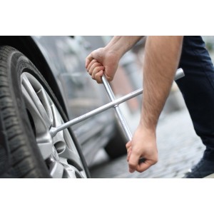 Cambio gomme con chiave a croce LUX Comfort. Chiave a croce in acciaio al cromo-vanadio in uso.