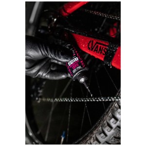 Anwendung: Muc-Off Kettenöl All Weather Lube für Fahrradkette. Fahrradpflege für optimalen Schutz.