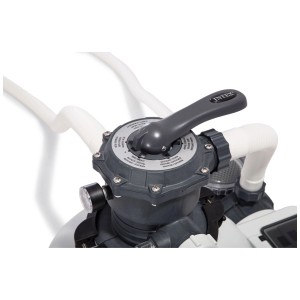 Filtre à sable Intex Krystal Clear SX3200 avec commande grise et tuyaux blancs.