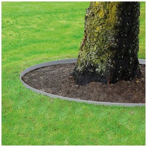 Bordure de pelouse Bellissa en métal galvanisé autour d'un arbre dans un jardin.