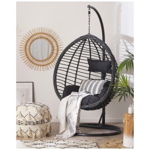 Sedia sospesa nera Beliani Tollo in polyrattan con struttura e cuscini.