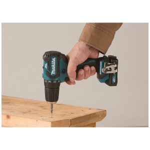 Avvitatore a batteria Makita CXT avvita nel legno. Avvitatore compatto a batteria turchese e nero.