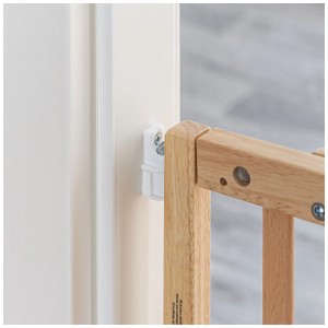 Detailaufnahme: Reer Klemmgitter aus Holz, natur, an Türrahmen befestigt. Türschutzgitter für Kinder.
