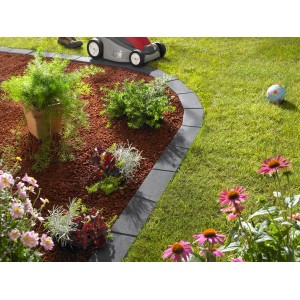 Bordure de gazon Kann Vigneto anthracite comme bordure de pelouse dans le jardin avec des fleurs et une tondeuse.
