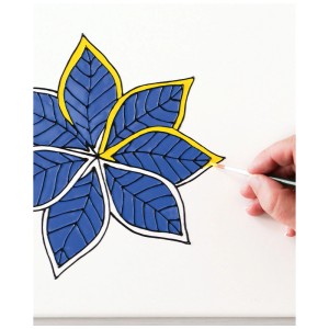 Papier graphite Kreul pour transférer un motif floral bleu sur une surface.