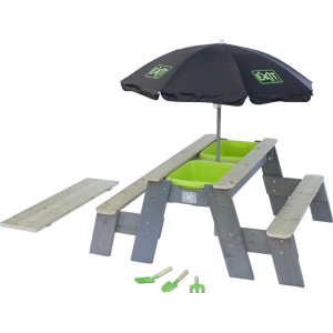 EXIT Aksent tavolo da sabbia e acqua con panche, ombrellone e attrezzi da giardinaggio.
