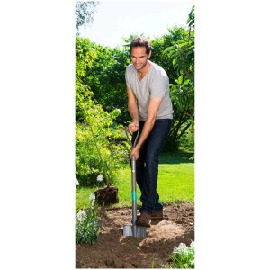Mann arbeitet im Garten mit Gardena NatureLine Spaten zum Umgraben von Erde.