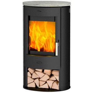 Poêle Fireplace Zaria noir avec dessus en stéatite, compartiment à bois et feu allumé.
