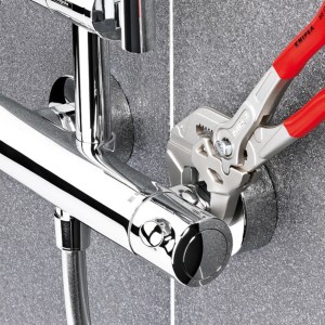 Chiave a pinza Knipex (250mm) in uso su un raccordo cromato. Pinze per avvitare e afferrare.
