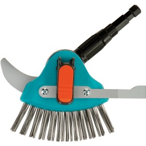 Gardena Combisystem pulitore per fughe 3in1 con coltello, arco e spazzola per la rimozione delle erbacce nelle fughe della pavimentazione.