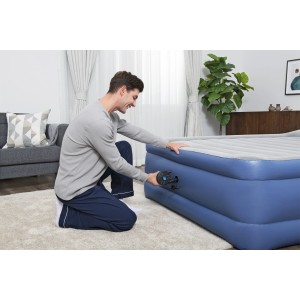 Uomo gonfia materasso ad aria blu con pompa elettrica a batteria Bestway PowerTouch. Accessorio da campeggio.