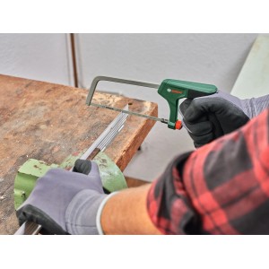 Seghetto Bosch con 3 lame (150mm) che taglia un pezzo di metallo.