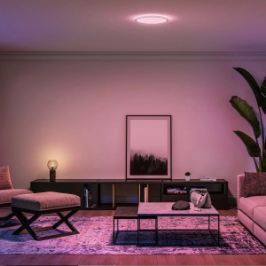 Philips Hue Tento LED-Panel in Weiß, runde Deckenleuchte mit Farbwechsel im Wohnzimmer.