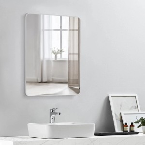 Specchio di design DSK Picasso, 50x70 cm, cornice argentata. Specchio da bagno moderno con angoli arrotondati.