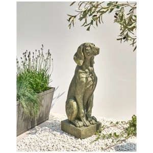 Dunkelgrüne Gartenskulptur Nairobi Hund aus Magnesiumoxid, sitzend auf Kieselsteinen. Dekoration für Garten.