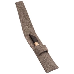Coltello da intaglio Kirschen con manico in legno, parzialmente in custodia di feltro grigio con protezione in pelle.