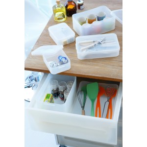 Transparente Rotho Box Pure flach A5 zur Aufbewahrung von Büro-, Küchen- und Badutensilien.