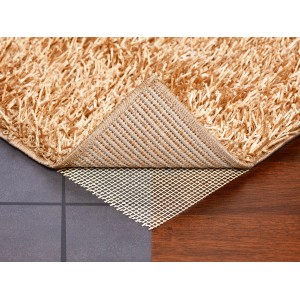 Sous-tapis 160x220 cm sous un tapis beige sur carrelage et parquet.