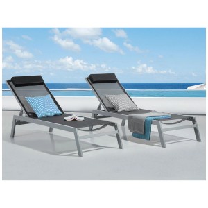 Due lettini da giardino grigi Beliani Catania II con tessuto sintetico nero e cuscini a bordo piscina.