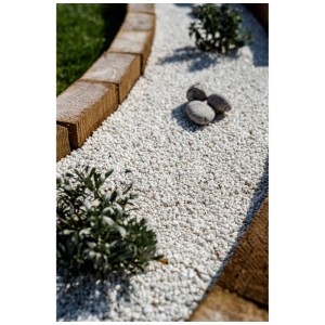Heller Kiesweg mit Holzumrandung und Pflanzen, fixiert mit Easihold Bindemittel für Gartendekoration.