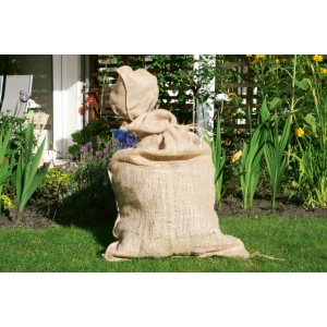 Deux sacs de jute (50 kg) dans le jardin, idéaux pour la protection hivernale et le stockage.