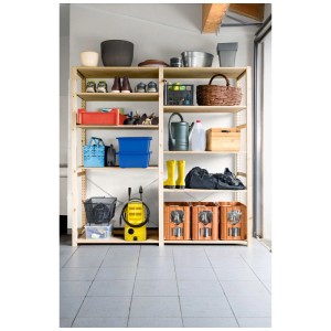 Nettoyeur haute pression Kärcher K 2 Classic jaune sur étagère avec accessoires.