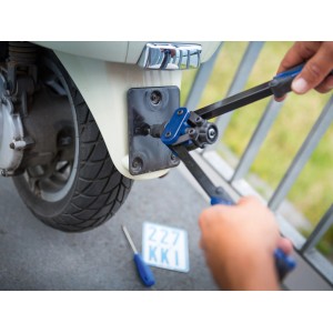 Pinza per inserti LUX Comfort in uso su uno scooter, pinza per fissare i dadi.