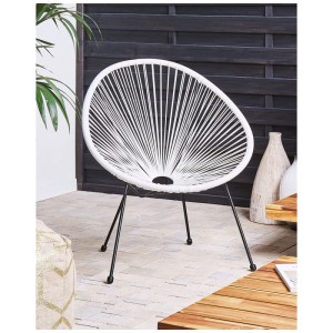 Sedia da giardino Acapulco bianca con seduta in polyrattan e struttura in acciaio nero su patio.