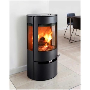 Poêle à bois Aduro Kaminofen 9 en acier noir avec bois brûlant dans le foyer.