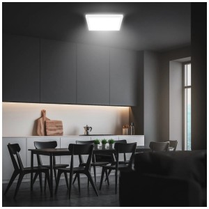 Plafonnier LED carré Briloner Kada, blanc neutre, 29,5 cm, dans une cuisine moderne.