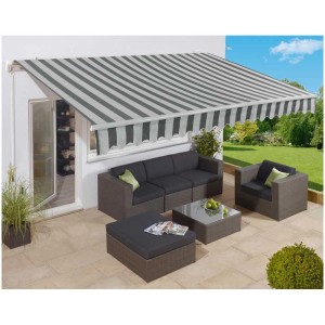 Tenda a braccio Aventura, a strisce grigio-bianche, 300x200 cm, sopra un set da patio.