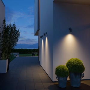 Moderni faretti LED Steinel Spot One antracite su parete per illuminazione facciata.