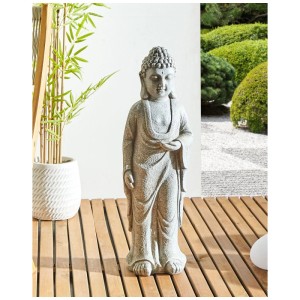 Graue stehende Buddha Gartenskulptur aus Magnesiumoxid auf Holzterrasse, im Hintergrund Bambus & Japangarten.