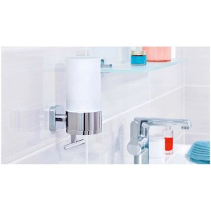 Dispenser sapone cromato Tesa Elegaant in bagno con lavandino e rubinetto.