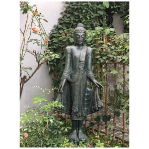 Stehender Buddha aus Bronze für den Garten, detailreiche Gartendekoration.