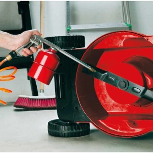 Kit pneumatique professionnel 5 pièces en utilisation : soufflage d'une tondeuse à gazon avec un pistolet à air.