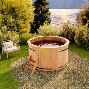 Bain nordique en bois Finntherm Bergen, Ø 160 cm, en épicéa avec échelle dans le jardin.