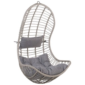 Sedia sospesa Beliani Pineto in rattan grigio con cuscini per interni ed esterni.