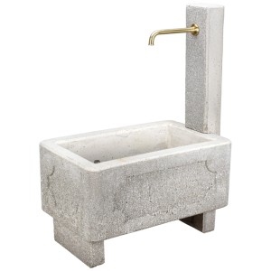 Fontana Nouvel Lungo, in cemento grigio con beccuccio in ottone, 114x51x81cm. Punto d'acqua per giardino e terrazza.