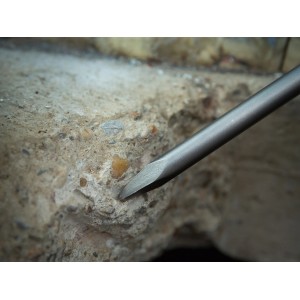 Scalpello per piastrelle LUX in uso: dettaglio della punta dello scalpello sulla pietra.