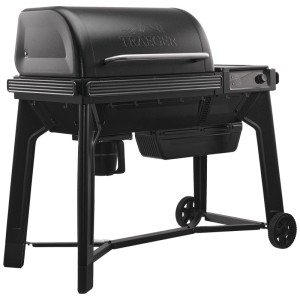 Barbecue à pellets en acier noir Traeger Woodridge avec contrôle digital et roues.