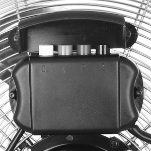 Gros plan : Commandes du ventilateur de sol Emerio argenté avec 3 vitesses.