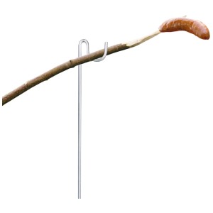 Verzinkter Grillspießhalter 70 cm mit Wurst am Stock, ideal für Lagerfeuer und entspanntes Grillen.