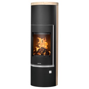 Justus Kaminofen Faro W+ 2.0, 7 kW, Sandstein/Schwarz mit brennendem Holz im Feuerraum.