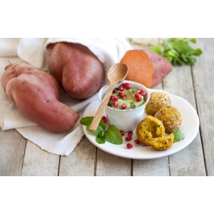 Patate douce orange avec dip et boules sur une assiette. Légume fruit arrangé.