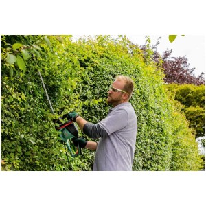 Uomo taglia siepe con tagliasiepi elettrico Bosch UniversalHedgeCut 65.