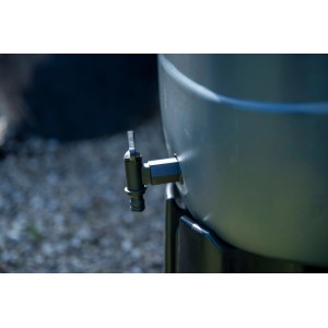 Gros plan : récupérateur d'eau de pluie Halls noir 100 l avec robinet et support. Accessoire de serre.