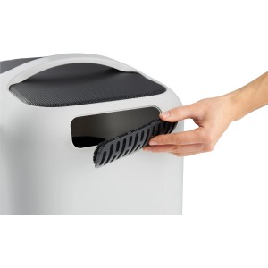 Litière pour chat Rotho Biala en Mistletoe White avec une main ouvrant le clapet.