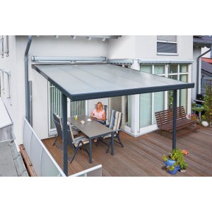 Copertura per terrazza Gutta antracite con pannelli in policarbonato e persona seduta al tavolo.